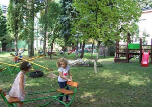 Dzieci biegają na placu zabaw